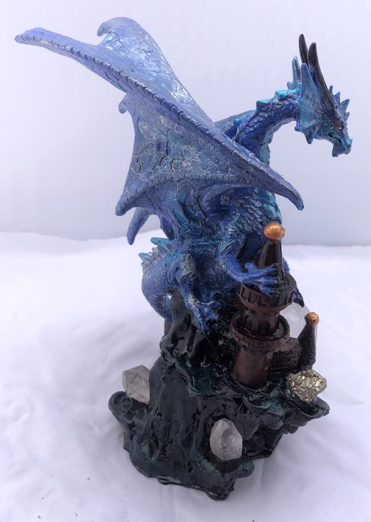 Dragon bleu ciel sur chateaux avec cristaux naturels