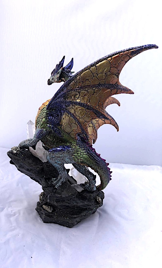 Dragon polychrome arc-en-ciel avec cristaux