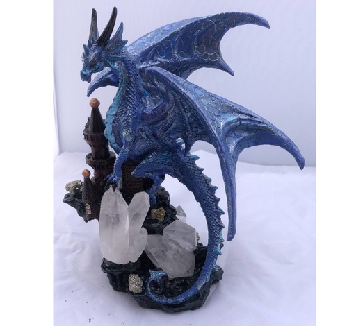 Dragon bleu ciel argenté sur chateaux avec cristaux naturels