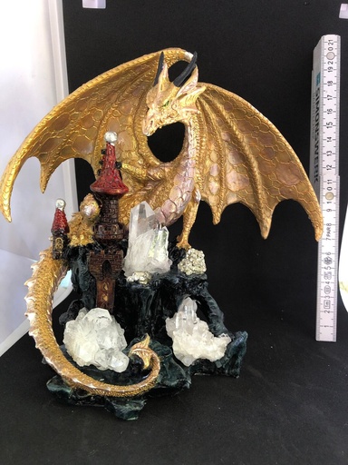 Dragon doré avec cristaux